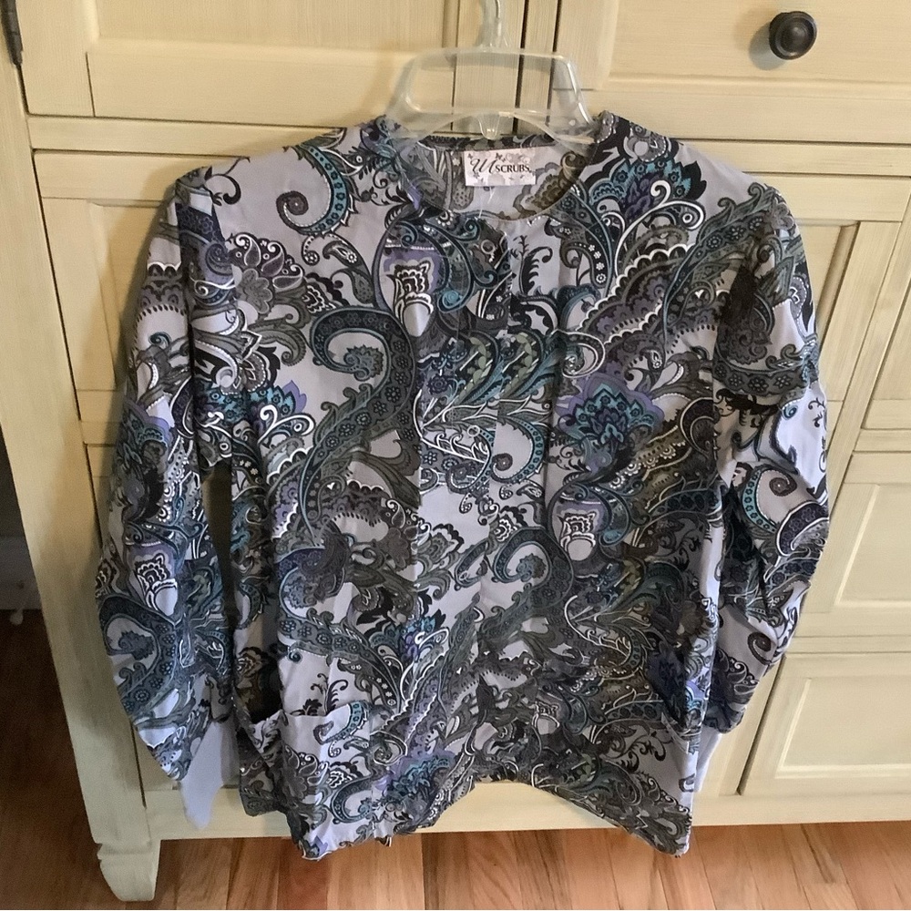 UA scrub jacket size Large